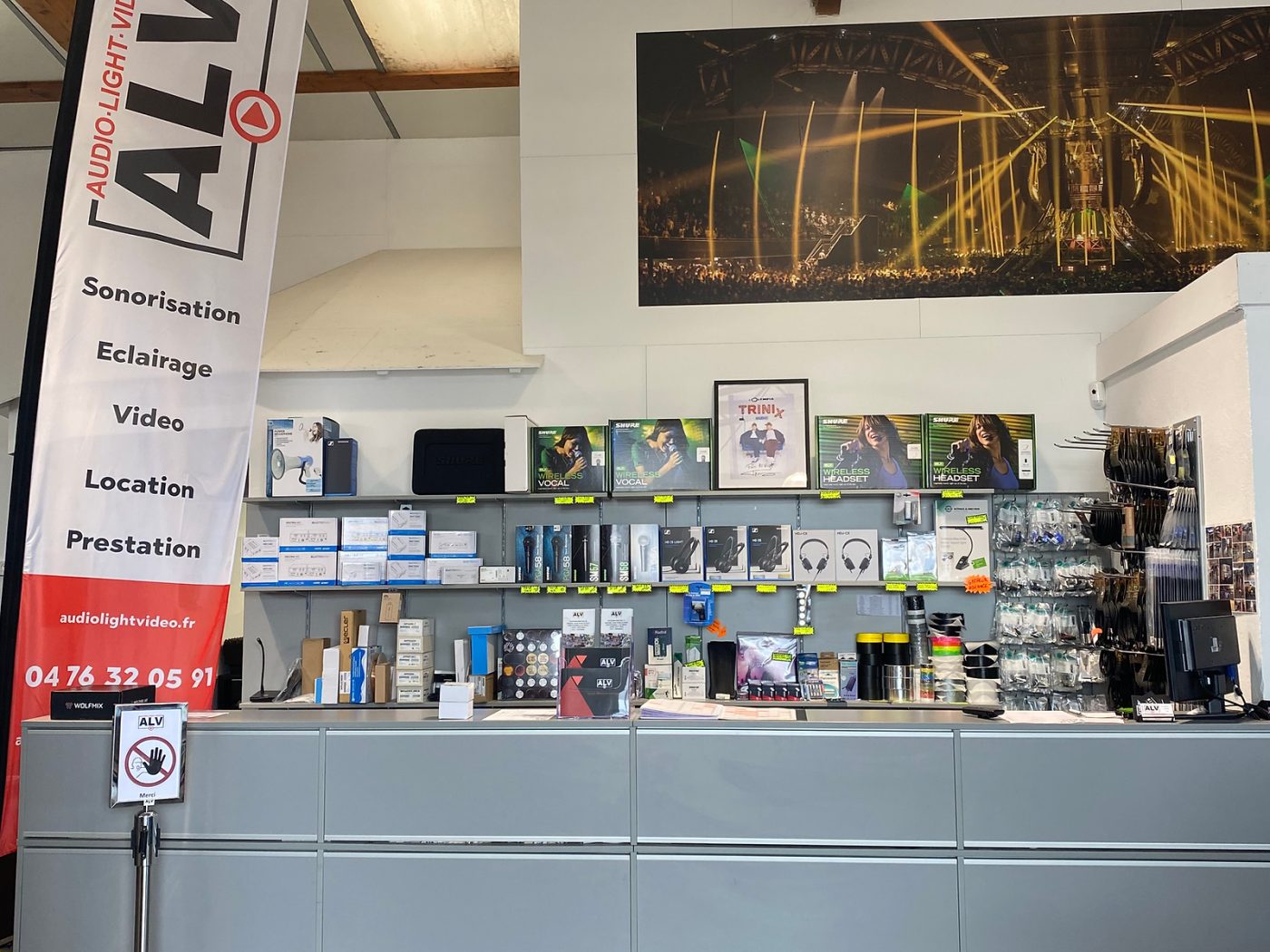 Comptoir et stock du magasin AudioLightVidéo