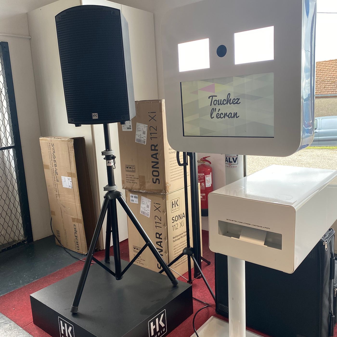 Espace showroom avec enceinte et borne photo